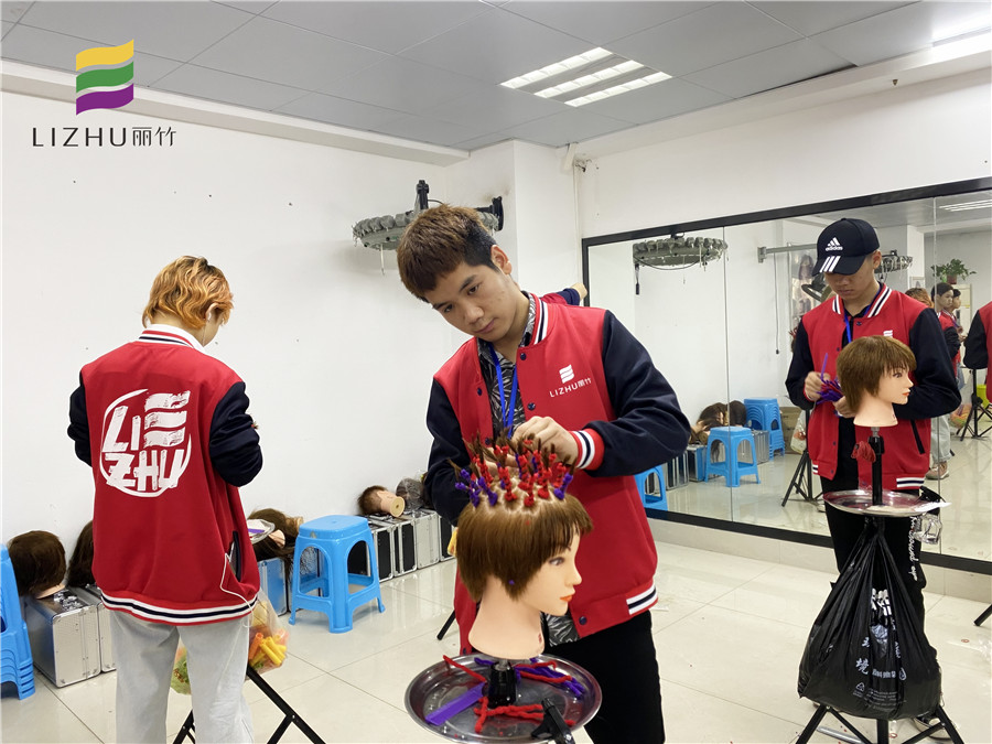 南寧美發(fā)課程：煙花燙關(guān)鍵操作技巧