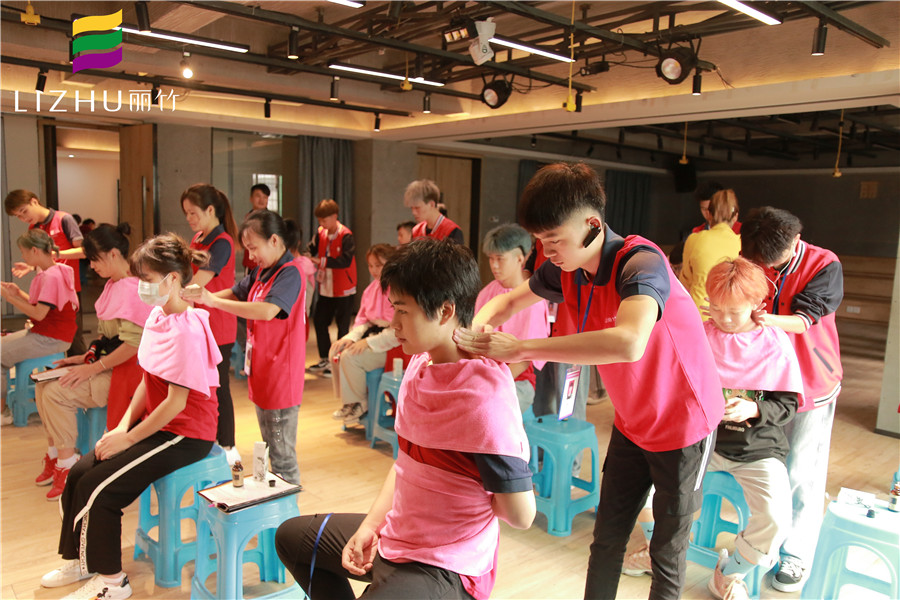 學(xué)美發(fā)為什么要學(xué)按摩？南寧專業(yè)美發(fā)學(xué)校告訴你