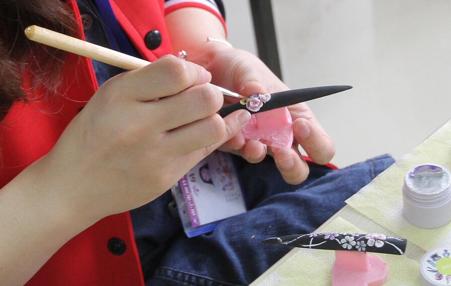 南寧美甲學校課堂：雕花+彩繪+飾品