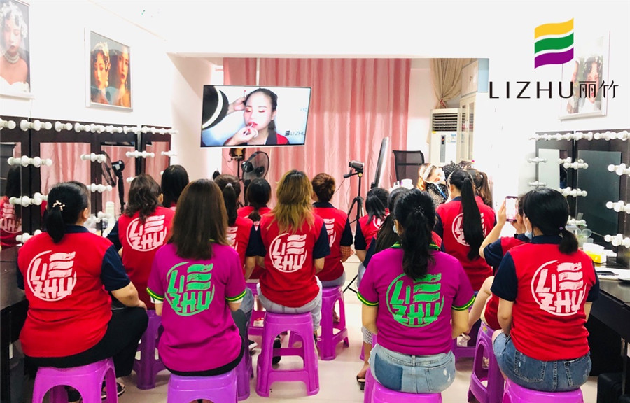 跟著南寧化妝學校學，新手也能畫出驚艷的唇妝