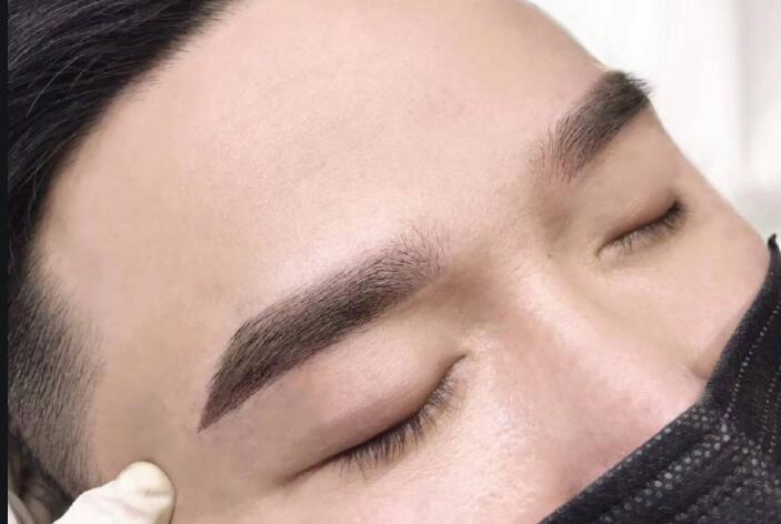 男士紋眉如何設(shè)計(jì)？快和廣西紋繡班學(xué)習(xí)