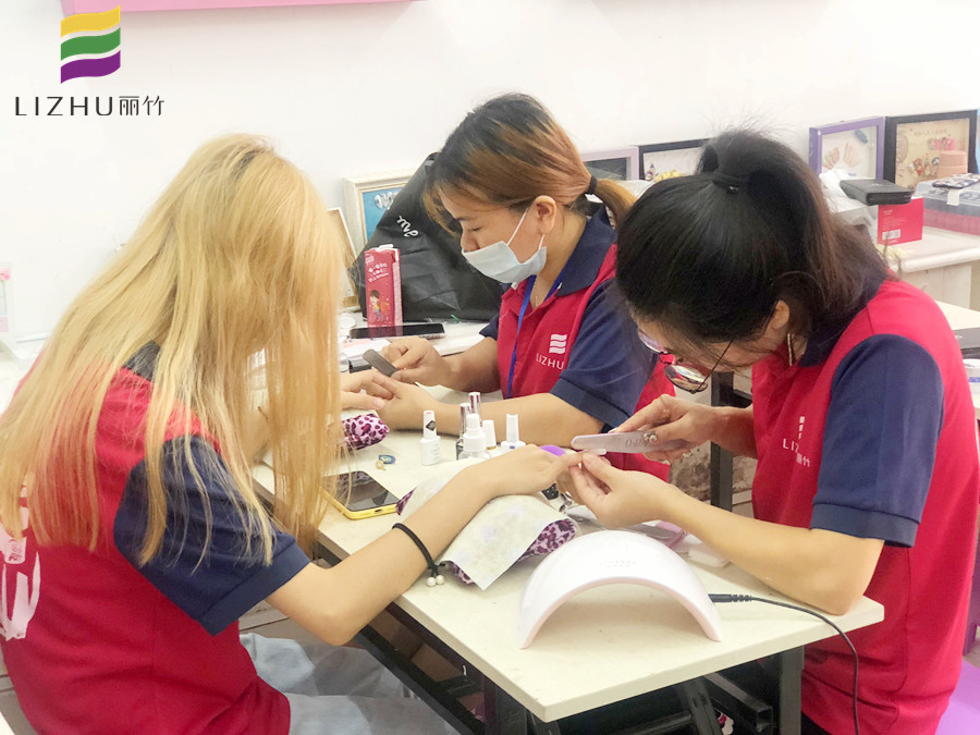 美甲新手修甲型的技巧，南寧美甲學校統(tǒng)統(tǒng)告訴你