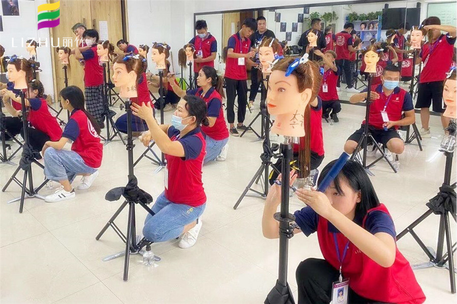 想知道美發(fā)水平線修剪技巧？來廣西美發(fā)學(xué)?？纯?>
								
								<span id=