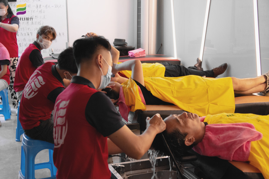 南寧美發(fā)學(xué)校排行：美發(fā)班里的洗護(hù)練習(xí)