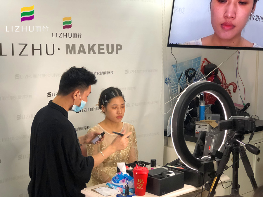 麗竹化妝學(xué)校提示：愛化妝的你必須要知道！