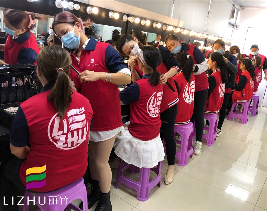 化妝培訓資訊：底妝要服帖  用什么上妝好