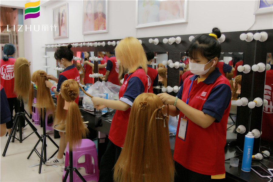 幸運(yùn)草森系編發(fā)，快來(lái)廣西彩妝造型學(xué)校學(xué)習(xí)下