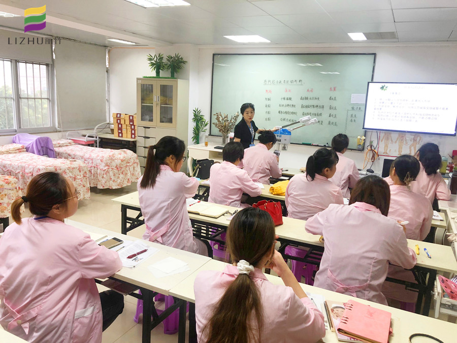 快來(lái)和南寧美容培訓(xùn)班學(xué)習(xí)噴霧儀的使用方法