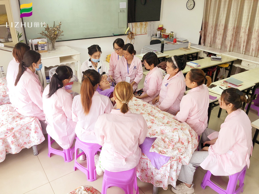 日常眼部保養(yǎng)怎么做？廣西正規(guī)美容學(xué)校給你支招