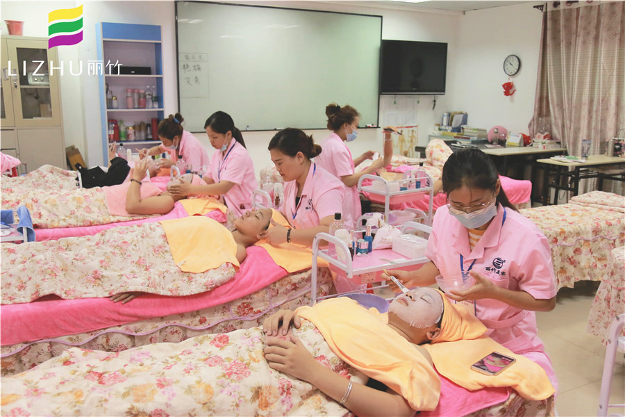 混油皮和混干皮的區(qū)別？廣西人氣高美容學(xué)校幫你解答