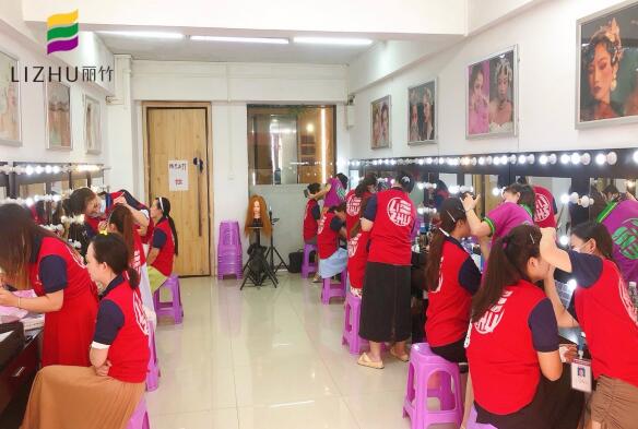 動手對于化妝的重要性，南寧排名前十化妝學(xué)校告訴你