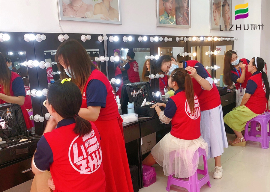 南寧化妝去哪里學(xué)？來麗竹化妝全能班啊