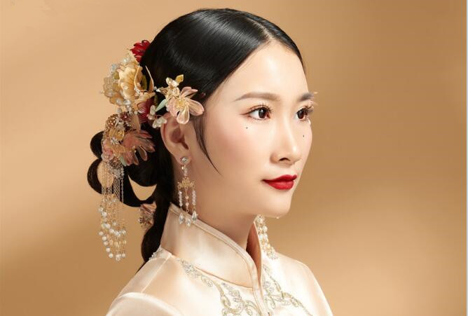 簡(jiǎn)約秀禾新娘造型，看南寧化妝學(xué)校哪家有實(shí)力