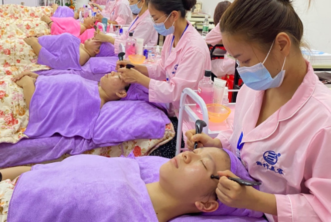 廣西排名前十美容學校教你如何進行面部撥筋