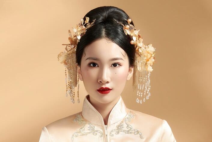 看中式新娘造型魅力，感受南寧化妝學校實力