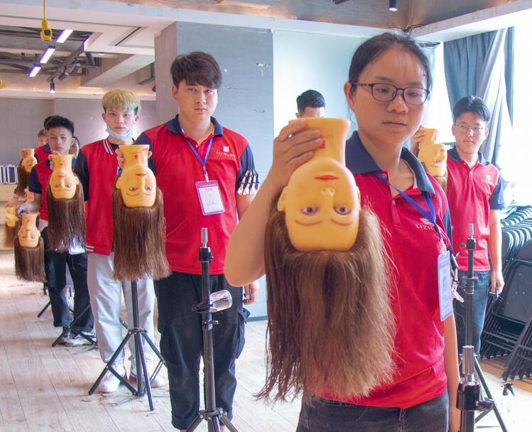 假頭如何梳理頭發(fā)？來廣西美發(fā)學習中心學習