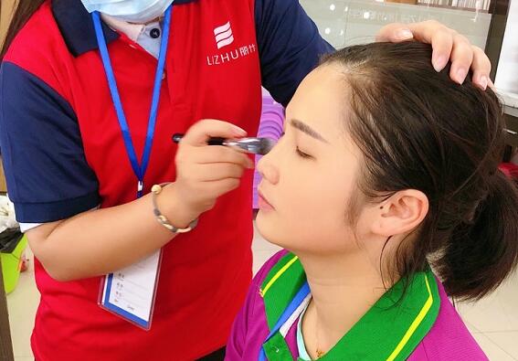 學刷子涂粉底液教程，知道廣西化妝學校哪家專業(yè)