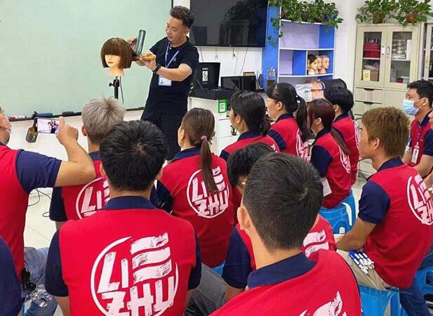 怎么剪平劉海？南寧專業(yè)美發(fā)學(xué)校課堂實操