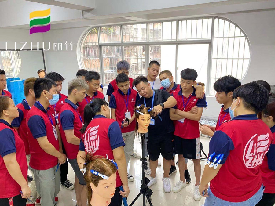 學牙剪打薄技巧，就知道南寧美發(fā)學校哪家有實力