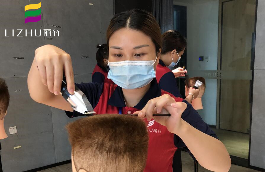 理發(fā)器的使用方法，南寧正規(guī)美發(fā)學(xué)習(xí)教你