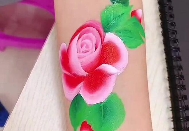 人體3D彩繪無痛紋身，實力演繹南寧美甲學校哪家技術(shù)好