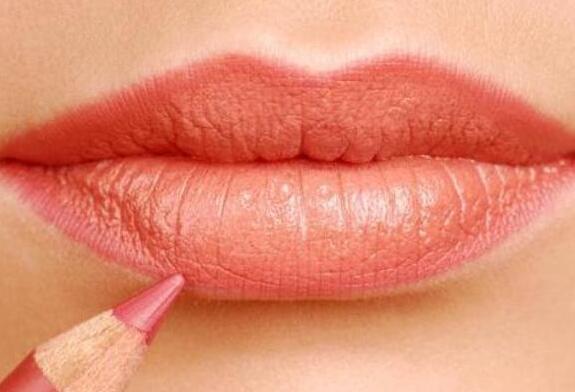 學(xué)畫唇線的方法，就知道廣西化妝學(xué)校哪家正規(guī)