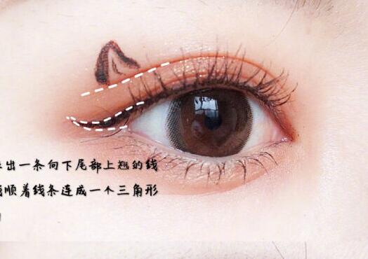 日常眼線快速畫法，南寧學(xué)化妝的學(xué)校教你