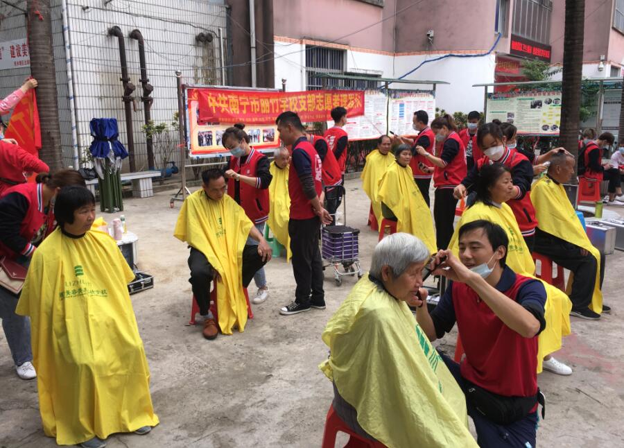 頭發(fā)打薄的技巧,南寧學(xué)美發(fā)的培訓(xùn)給你示范