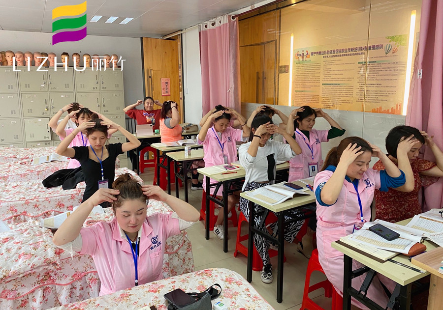 美容學(xué)員如何練習(xí)手法？廣西專(zhuān)業(yè)美容培訓(xùn)給你示范