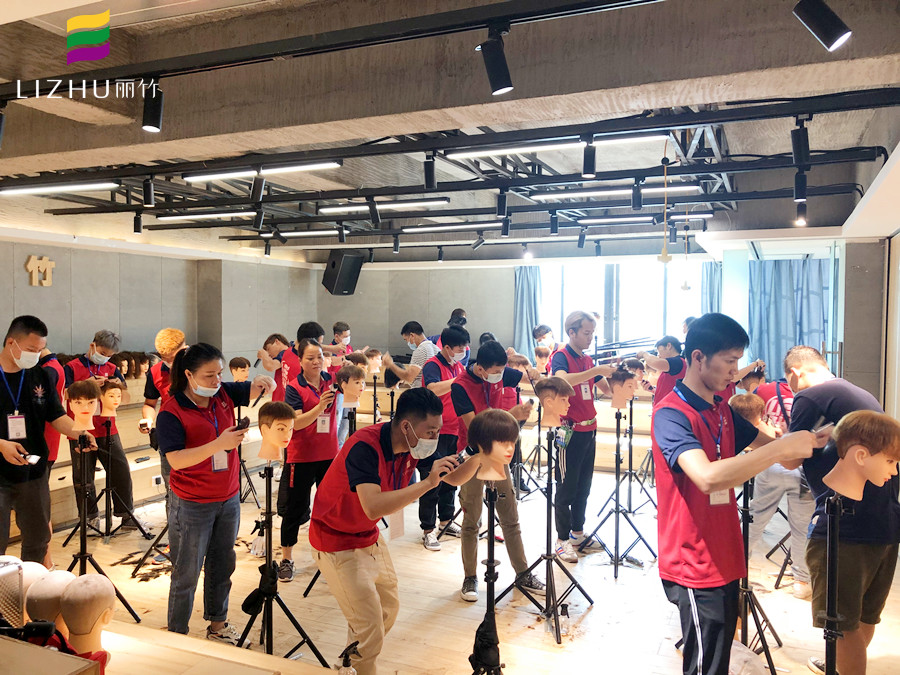 男發(fā)剪裁班課堂，證明南寧美發(fā)學(xué)校哪家專業(yè)