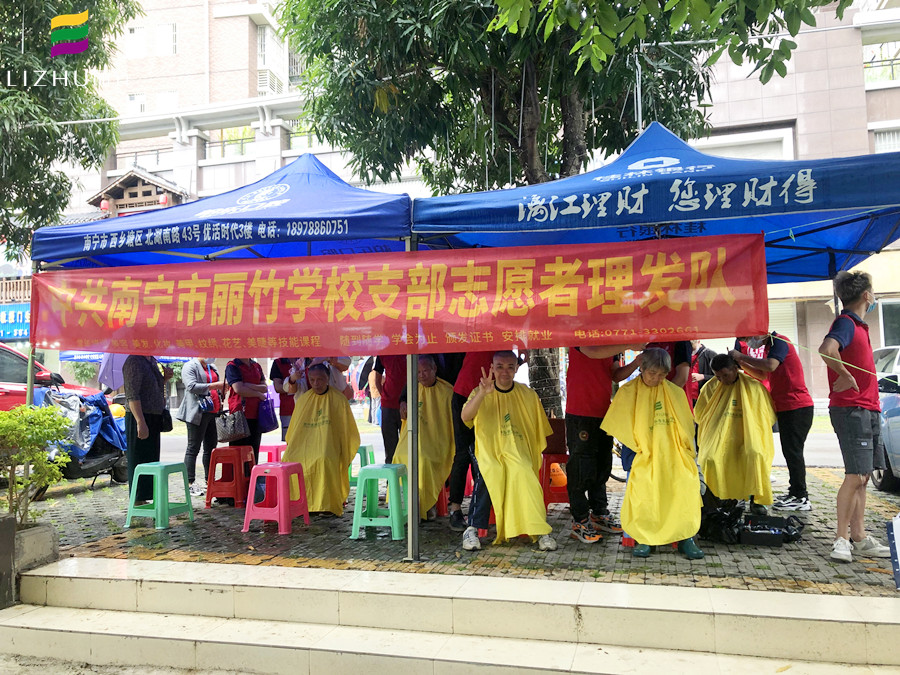 廣西美發(fā)學(xué)校公益：為社區(qū)居民理發(fā)，義不容辭