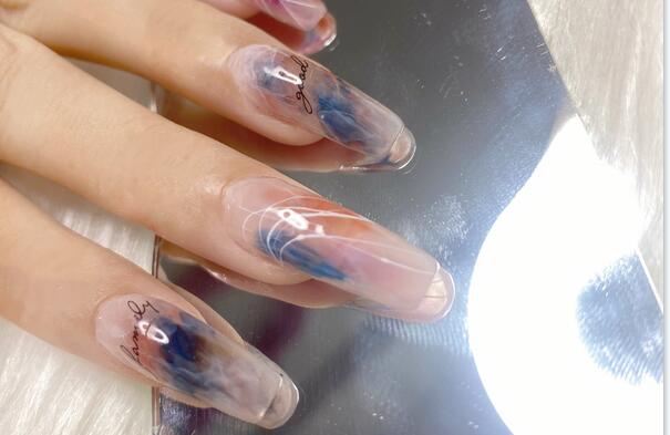 日式暈染美甲作品，實(shí)力證明廣西受歡迎的美甲學(xué)校是哪家