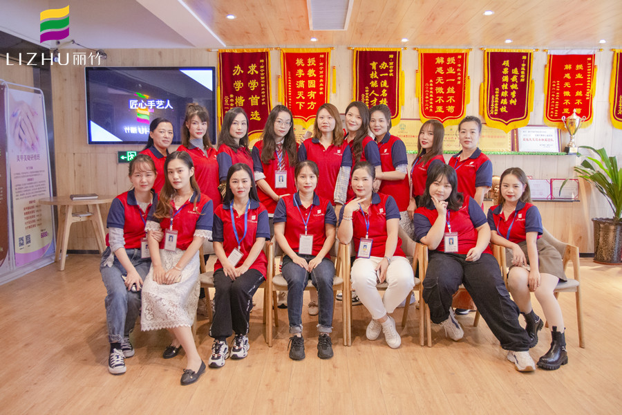 滿滿的畢業(yè)祝福，送給廣西專業(yè)化妝培訓(xùn)學(xué)校