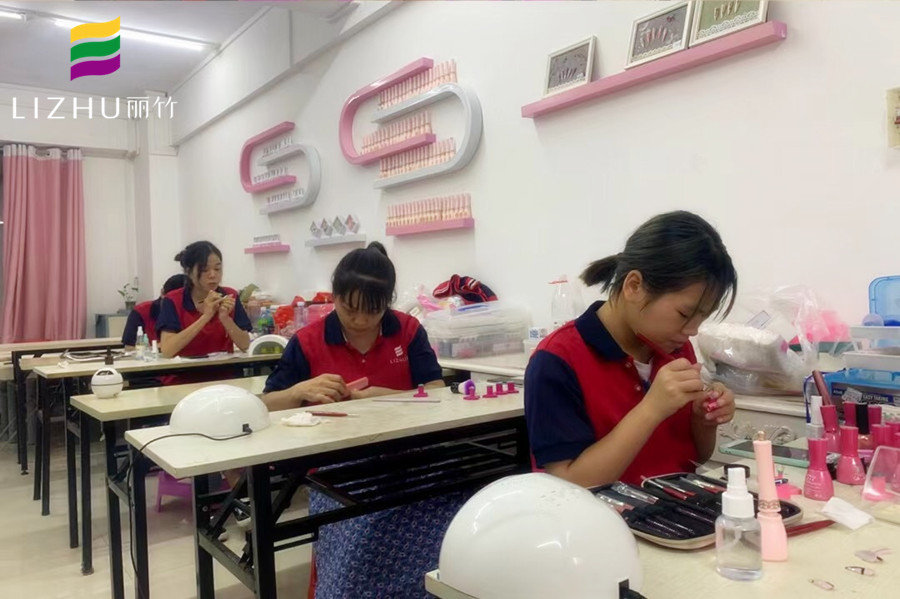 南寧專業(yè)美甲學(xué)校，教你專業(yè)美甲技術(shù)