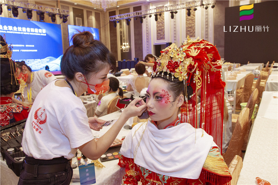 冬天卡粉怎么辦？南寧化妝課堂正在為你講解