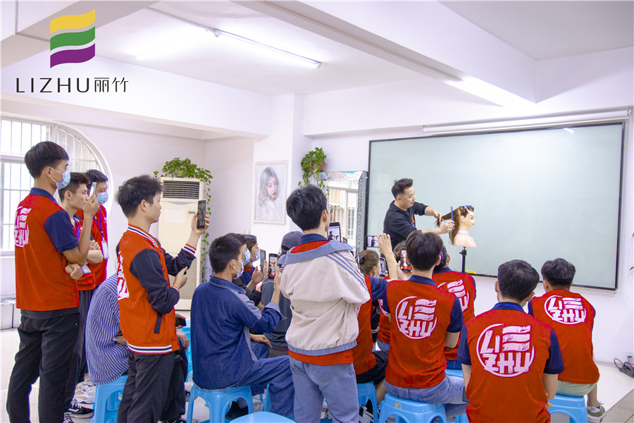 鎖骨發(fā)修剪技巧，南寧教理發(fā)的學(xué)校分享