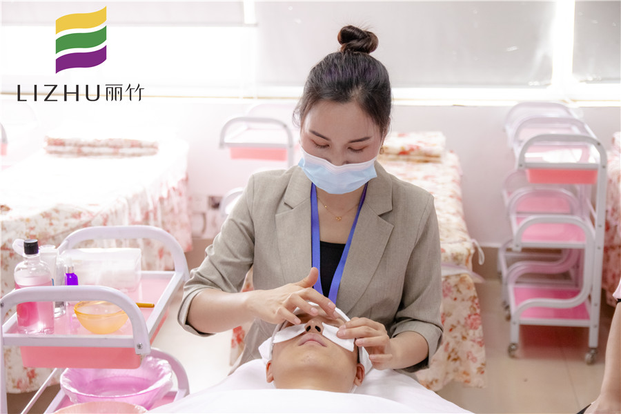 不傷皮膚的卸妝方法，廣西美容培訓(xùn)中分給你