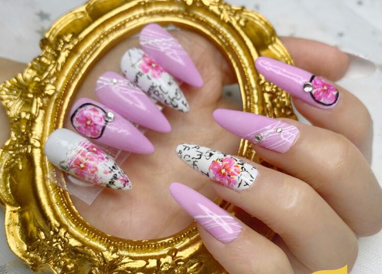 廣西南寧美甲學校：彩繪花朵美甲欣賞