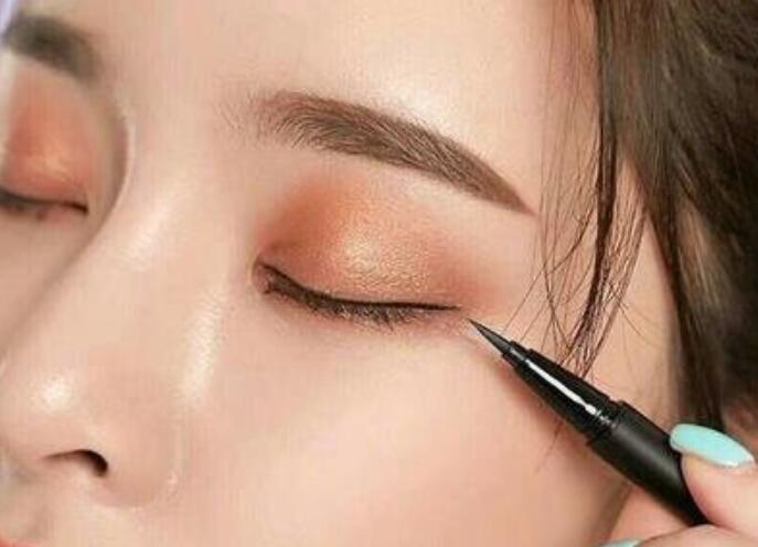 如何防止畫眼線時(shí)手抖？南寧化妝課程學(xué)習(xí)內(nèi)容