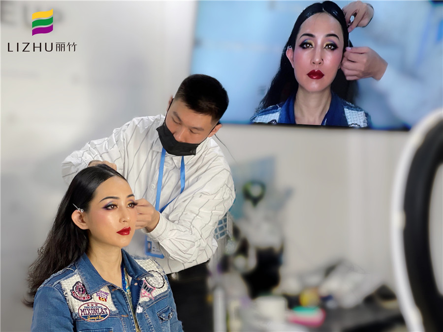 學印度妝容的畫法，看南寧教化妝哪家好