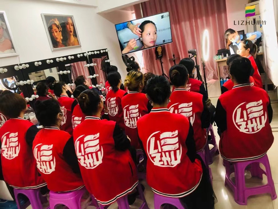 冬季正確的化妝步驟，這些技巧南寧化妝學(xué)校告訴你