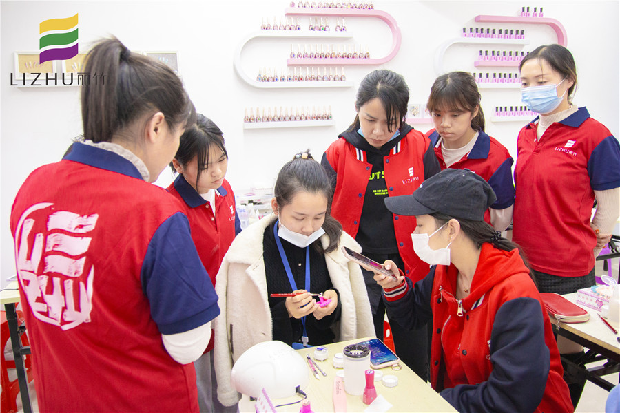 雕花美甲步驟，一起去南寧排名前十美甲學(xué)?？纯?>
								
								<span id=