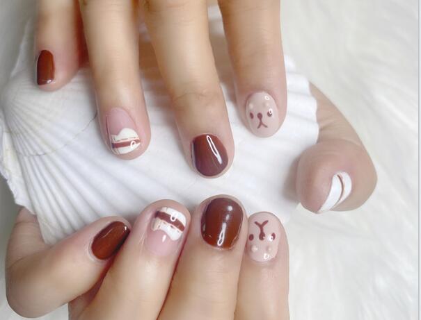 可愛卡通短圓甲作品，南寧美甲培訓(xùn)機(jī)構(gòu)分享