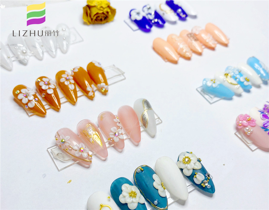 精美雕花美甲作品，告訴你南寧哪里可以學雕花美甲