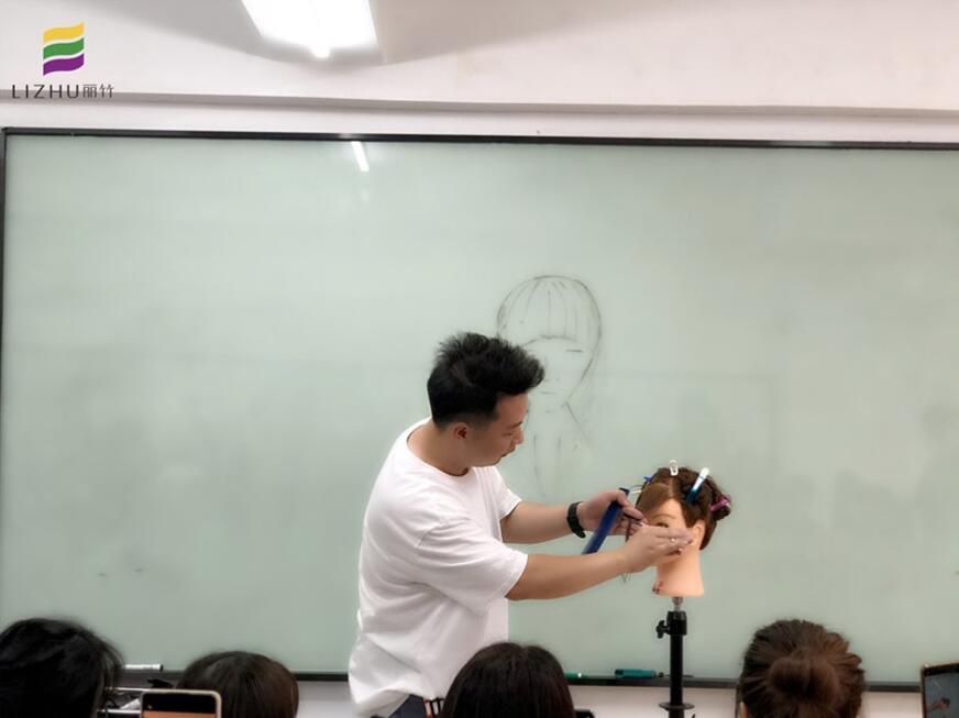 劉海出油怎么解決？南寧教理發(fā)的學(xué)校教你方法