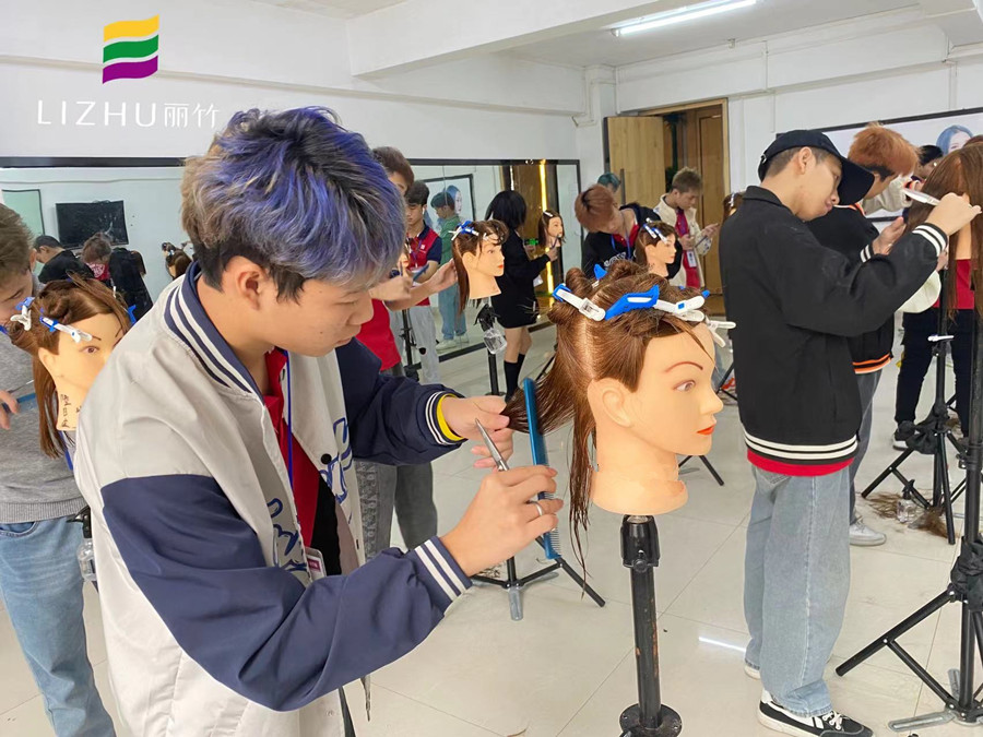 廣西學剪發(fā)：認識三角形堆積修剪