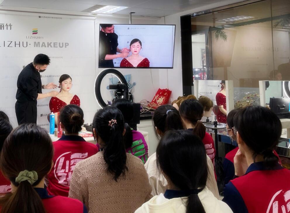 麗竹彩妝學(xué)校上演“換臉術(shù)”，展現(xiàn)南寧學(xué)彩妝哪家技術(shù)強(qiáng)