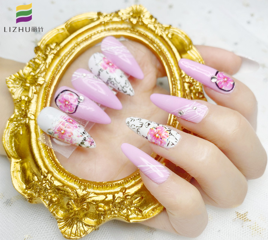 粉色少女風(fēng)彩繪美甲，實(shí)力證明南寧美甲學(xué)校哪家?guī)熧Y強(qiáng)