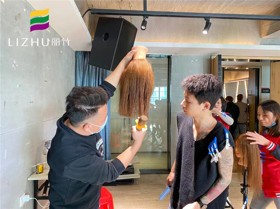 南寧美發(fā)學(xué)?？己耍悍叫螌哟危瑘A形層次，三角堆積修剪