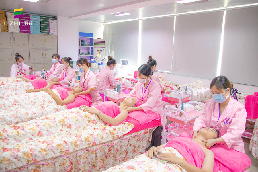 參觀麗竹美容學(xué)校課堂，感受廣西美容學(xué)校哪家教得好